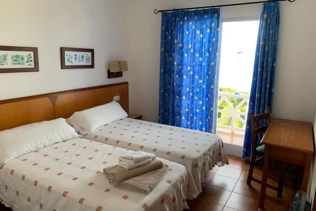 Apartamento En Playa Santo Tomas 1-5 Es Migjorn Gran Bagian luar foto