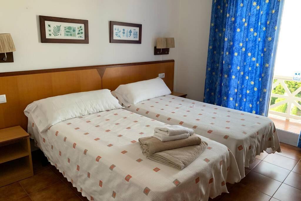 Apartamento En Playa Santo Tomas 1-5 Es Migjorn Gran Bagian luar foto
